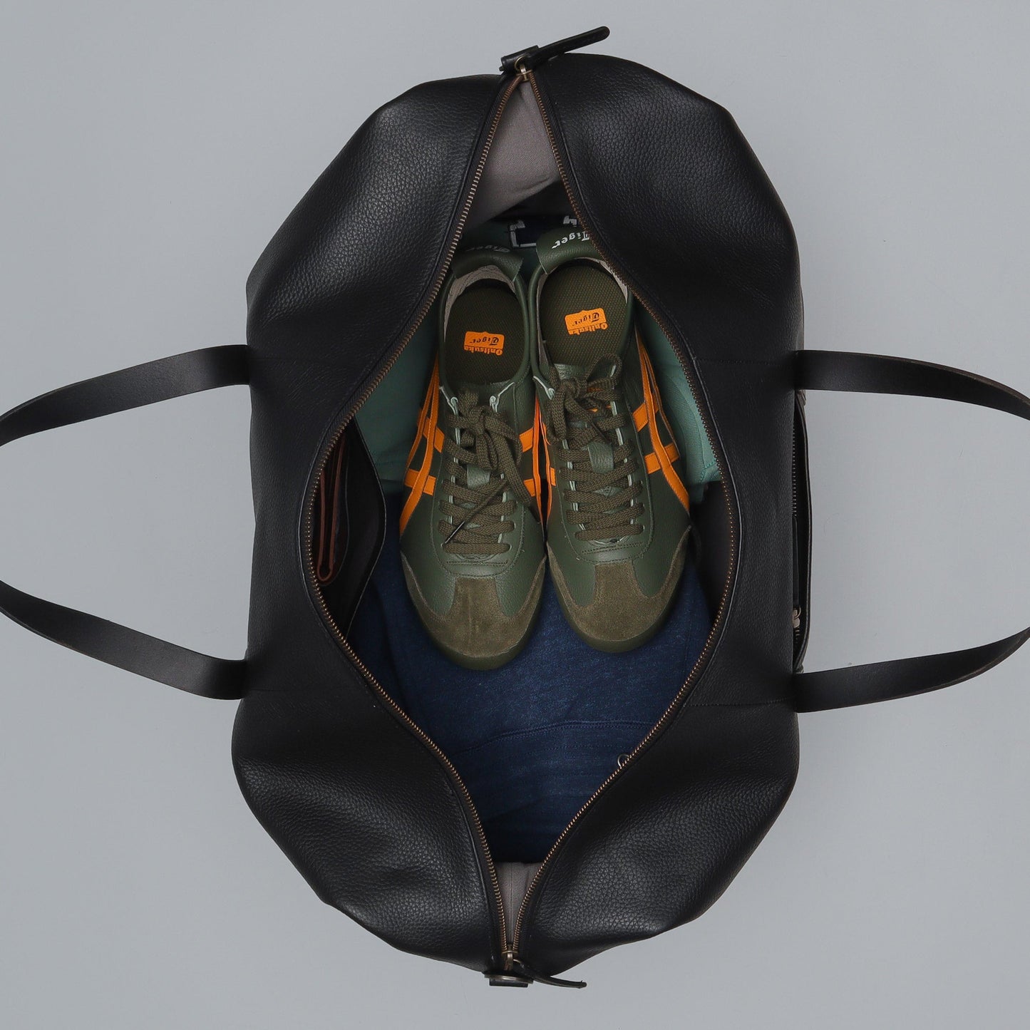 Runway Leather Travel Bag – Full-Grain Handmade Weekender Duffel for Men & Women